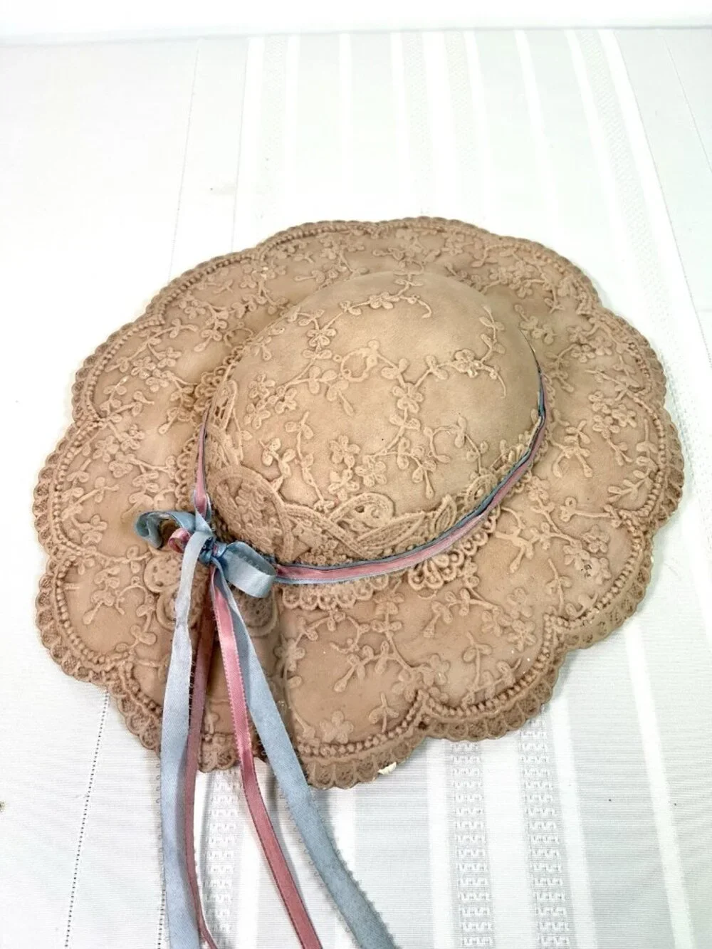 VTG Lace Bonnet Wall Pocket Cottagecore Victorian Nursery Chalkware Decor Boho